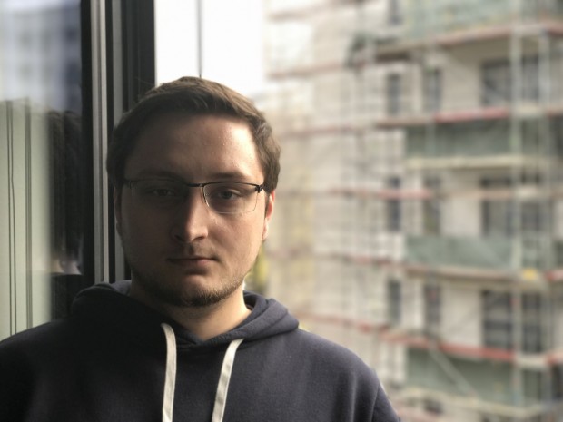 Auch dieses Bild des iPhone 7 Plus ist zu dunkel, zu flau und zu kontrastarm. Das Kabel direkt hinter dem Kopf rechnet das Smartphone dem Hintergrund weiter hinten zu und maskiert es viel zu unscharf. (Bild: Tobias Költzsch/Golem.de)